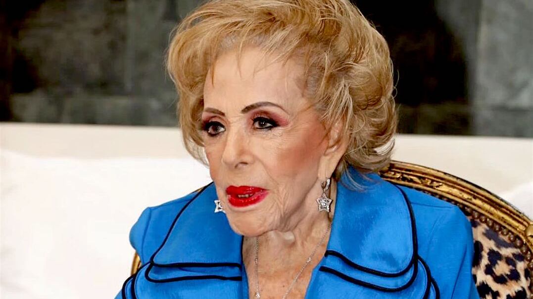 La diva mexicana se recupera de influenza.