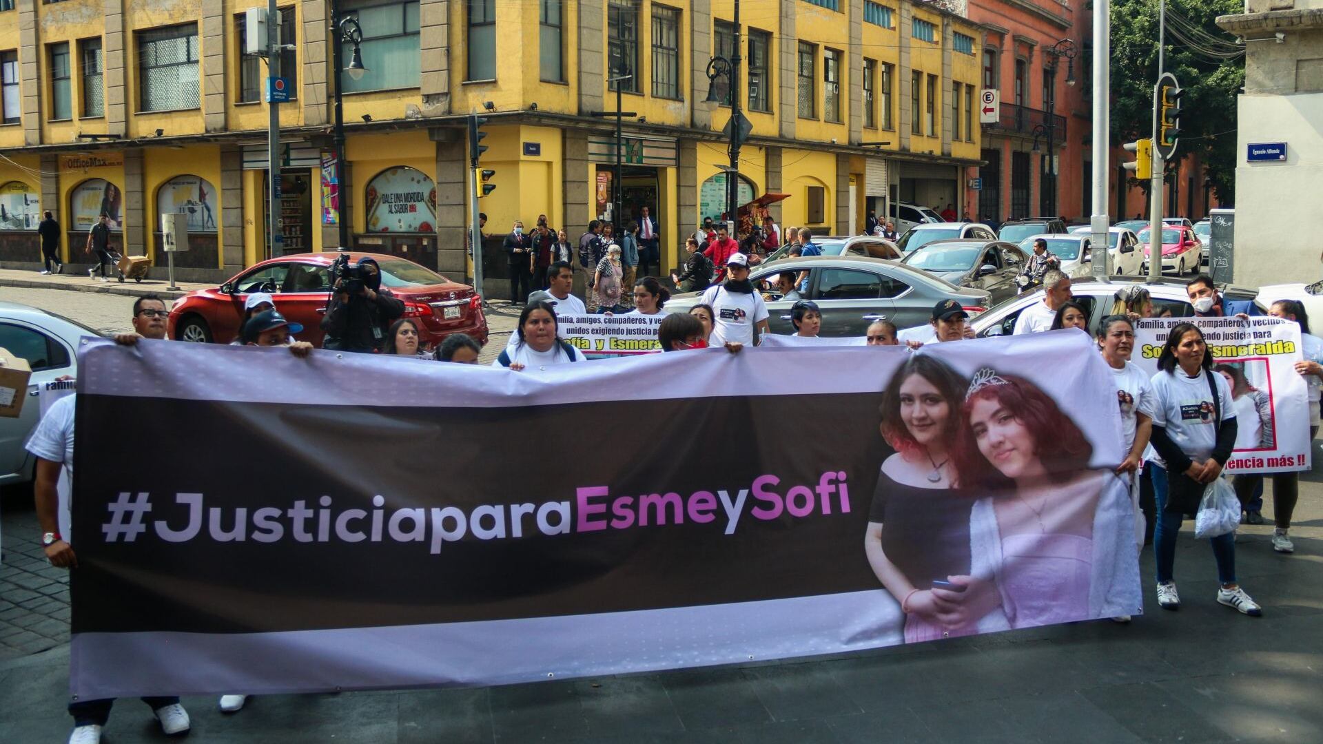 Demanda de justicia para las hermanas Esmeralda y Sofia, que cayeron a una coladera destapada y murieron en Iztacalco.