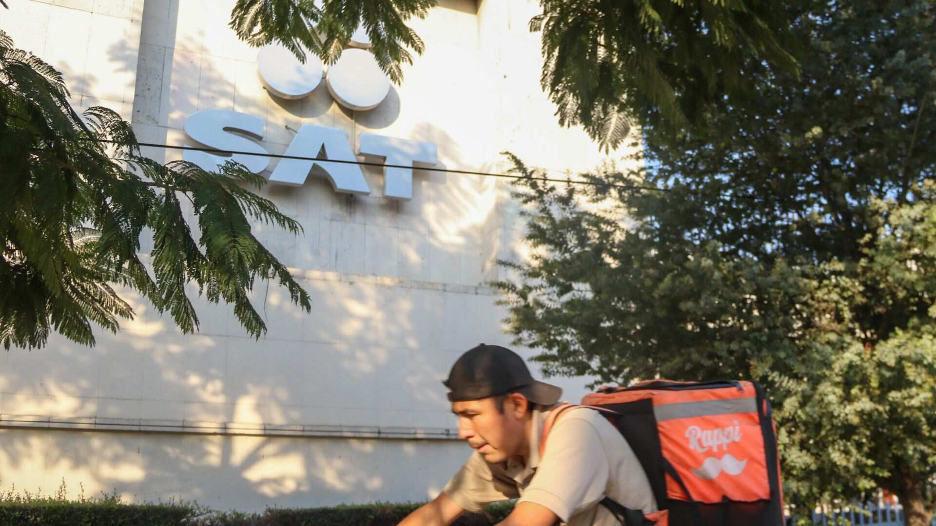 ¿SAT mete el pie a consumidores? Cobran propinas sobre precio cargado de impuestos