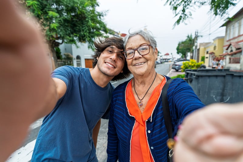 Crecer con una abuela disminuye la soledad, la depresión y el estrés, y fortalece la identidad familiar.
