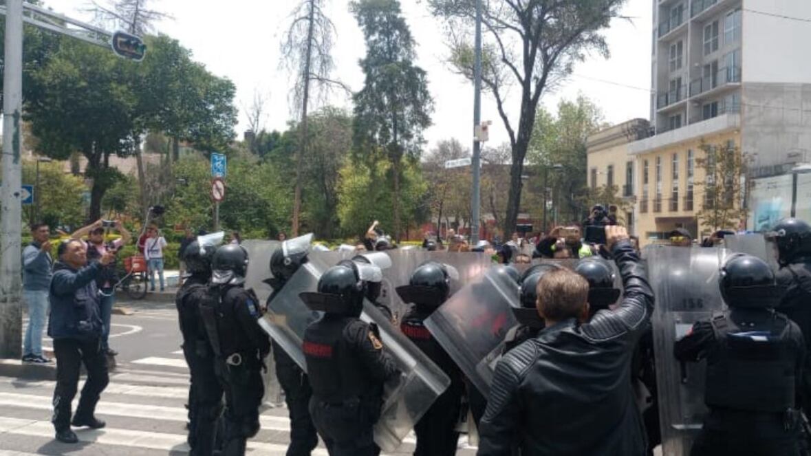 Protestas señalan que plantón cannábico frente a secundaria no es ambiente seguro ni adecuado para adolescentes en formación.