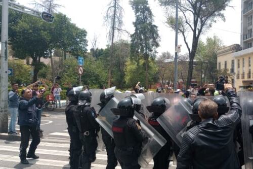 Exalumnas de secundaria en Centro Histórico protestan contra nuevo punto cannábico