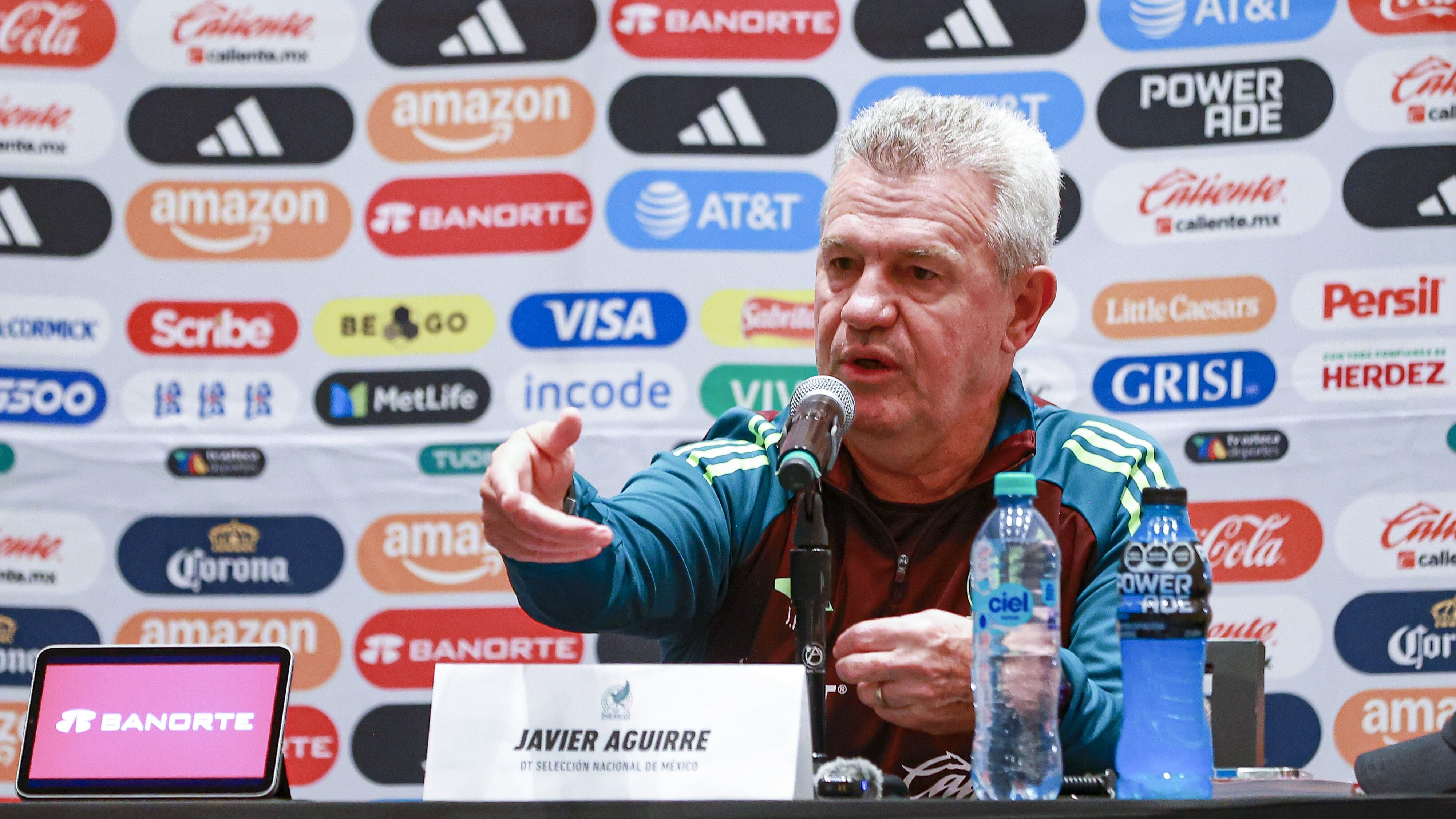 Javier Aguirre habría impuesto a un reportero.