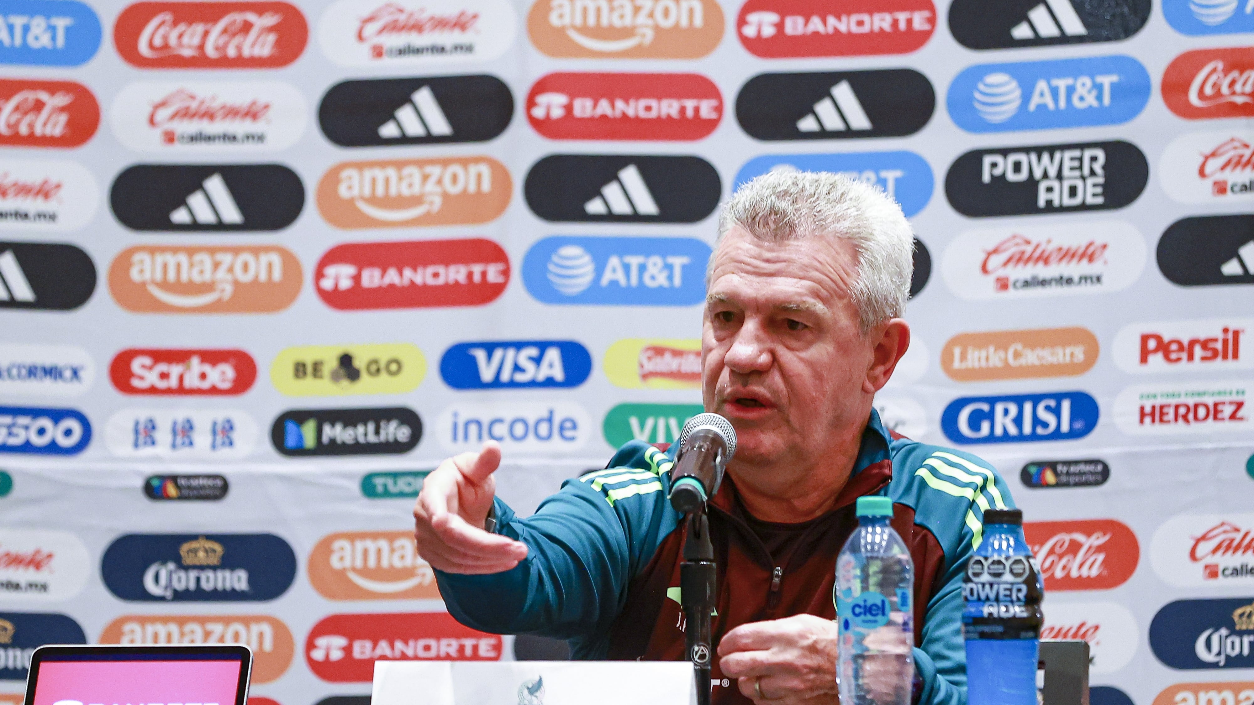 Javier Aguirre habría impuesto a un reportero.