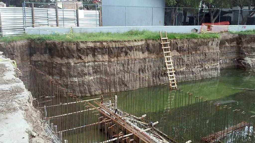 Los vecinos acusan que se instaló una plancha de concreto lo que impedirá la filtración del agua de lluvia a los mantos freáticos.