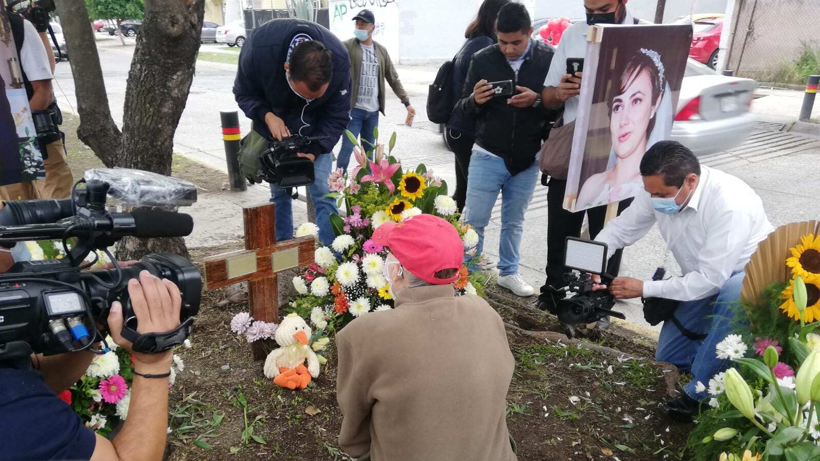 La tía de María Fernanda hizo oración en el sitio del accidente, piden justicia y mayor sanción contra Joao Maleck.