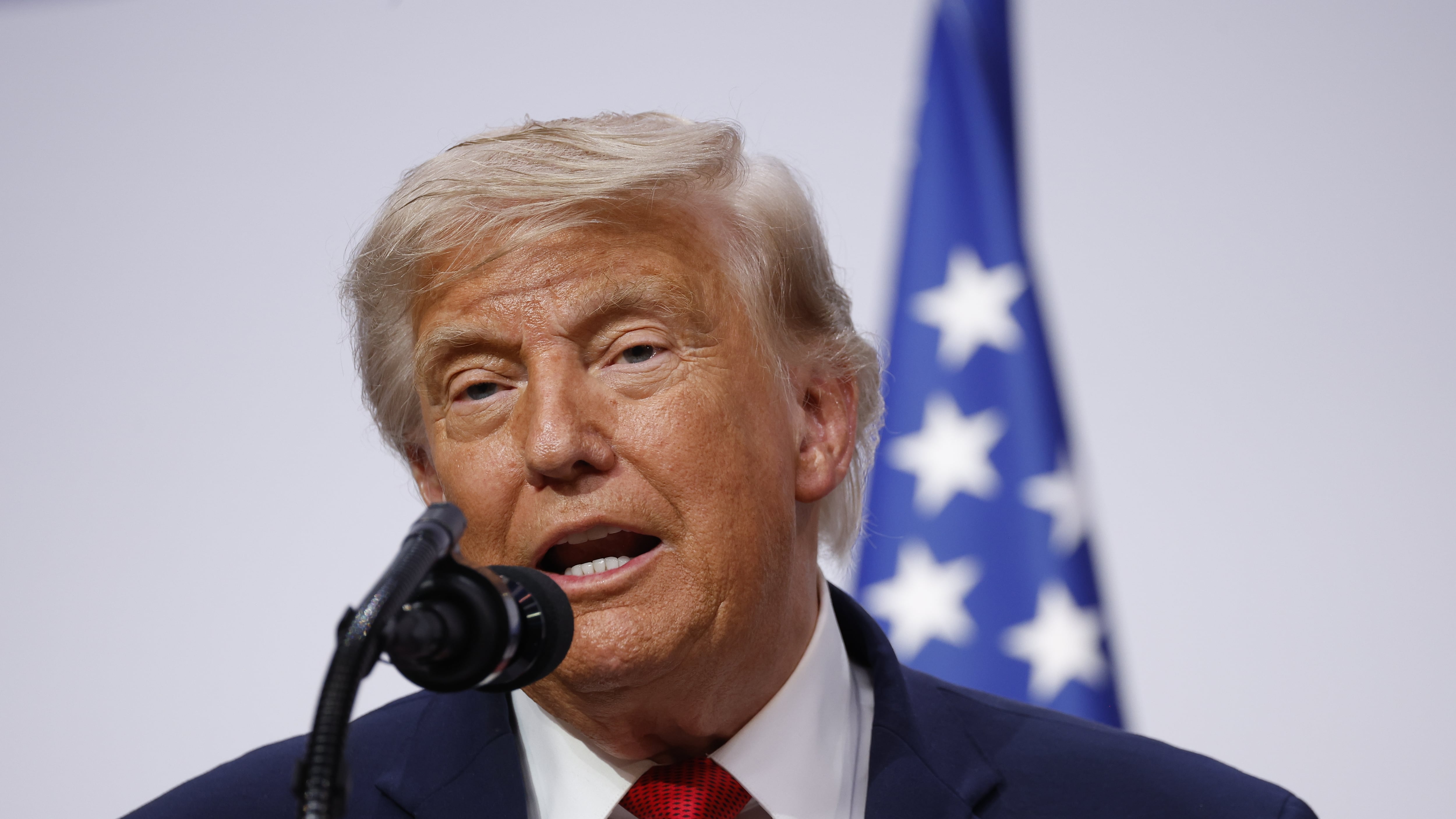 El presidente de Estados Unidos, Donald J. Trump, asiste a una rueda de prensa en el Hotel Royal durante la cumbre del G7 en Evian-les-Bains, Francia, el 17 de junio de 2026. La 52ª Cumbre del G7 tiene lugar en Evian-les-Bains del 15 al 17 de junio de 2026. (Francia) EFE/EPA/YOAN VALAT