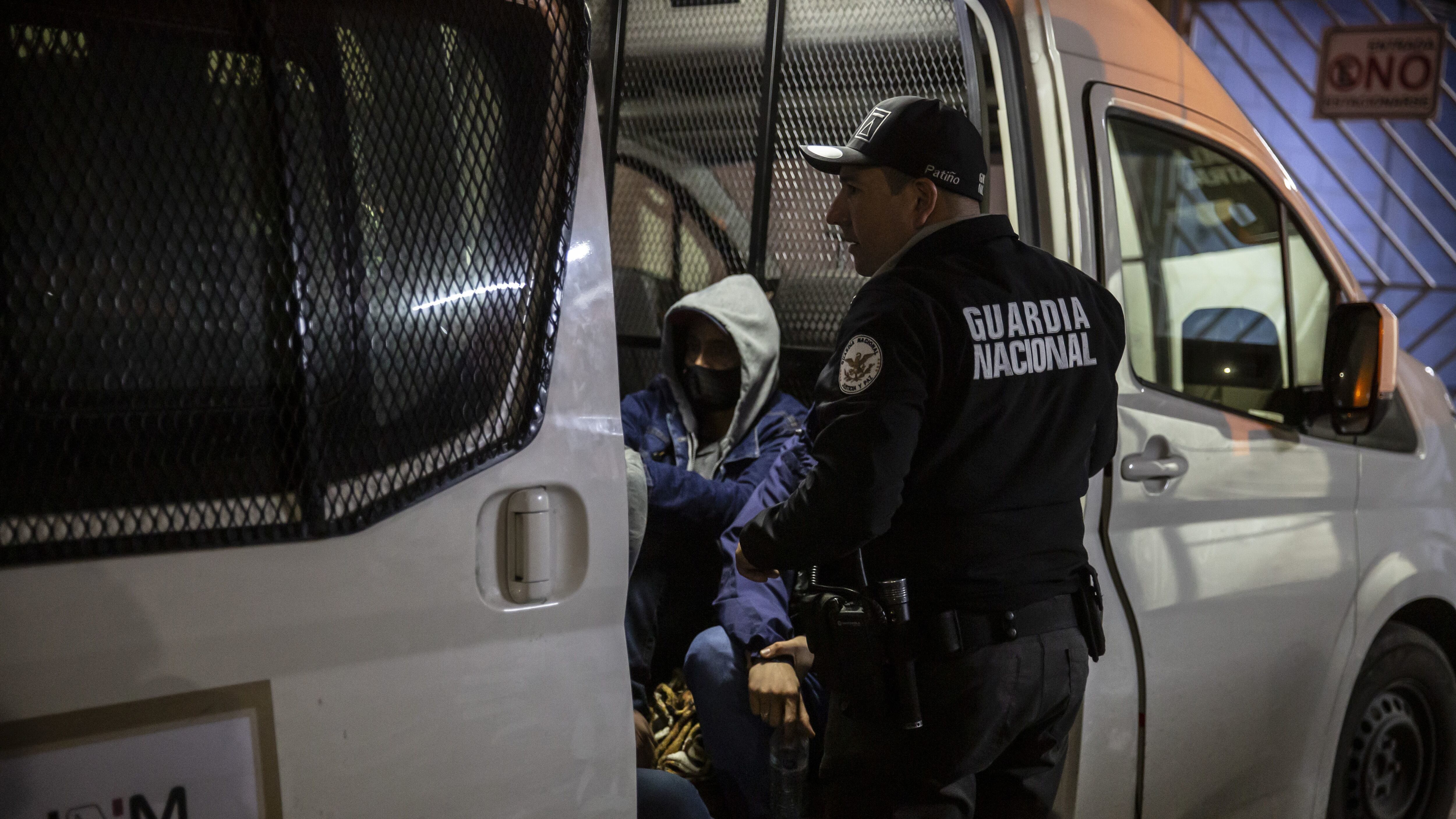 TIJUANA, BAJA CALIFORNIA,30OCTUBRE2021.- Fueron detenidos 75 migrantes brasileños y venezolanos que eran transportados en un camión de carga a lo largo de la avenida Internacional en la ciudad fronteriza. Agentes del Instituto Nacional de Migración y de la Guardia Nacional localizaron bebés y niños en el interior del vehículo. Fuerte operativo se registró en la zona por parte de autoridades de ambos lados de la frontera para custodiar el camión que viajaba en dirección a Playas de Tijuana. Tres hombres fueron detenidos y puestos a disposición de la FGR. La cifra oficial de migrantes es de 58 personas de nacionalidad brasileña, 16 de Venezuela y un portugués. FOTO: OMAR MARTÍNEZ /CUARTOSCURO.COM