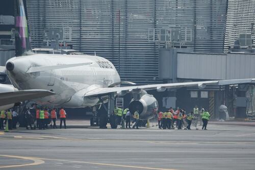 Denuncian baches en las pistas del AICM; piden revisión para evitar tragedias y retrasos
