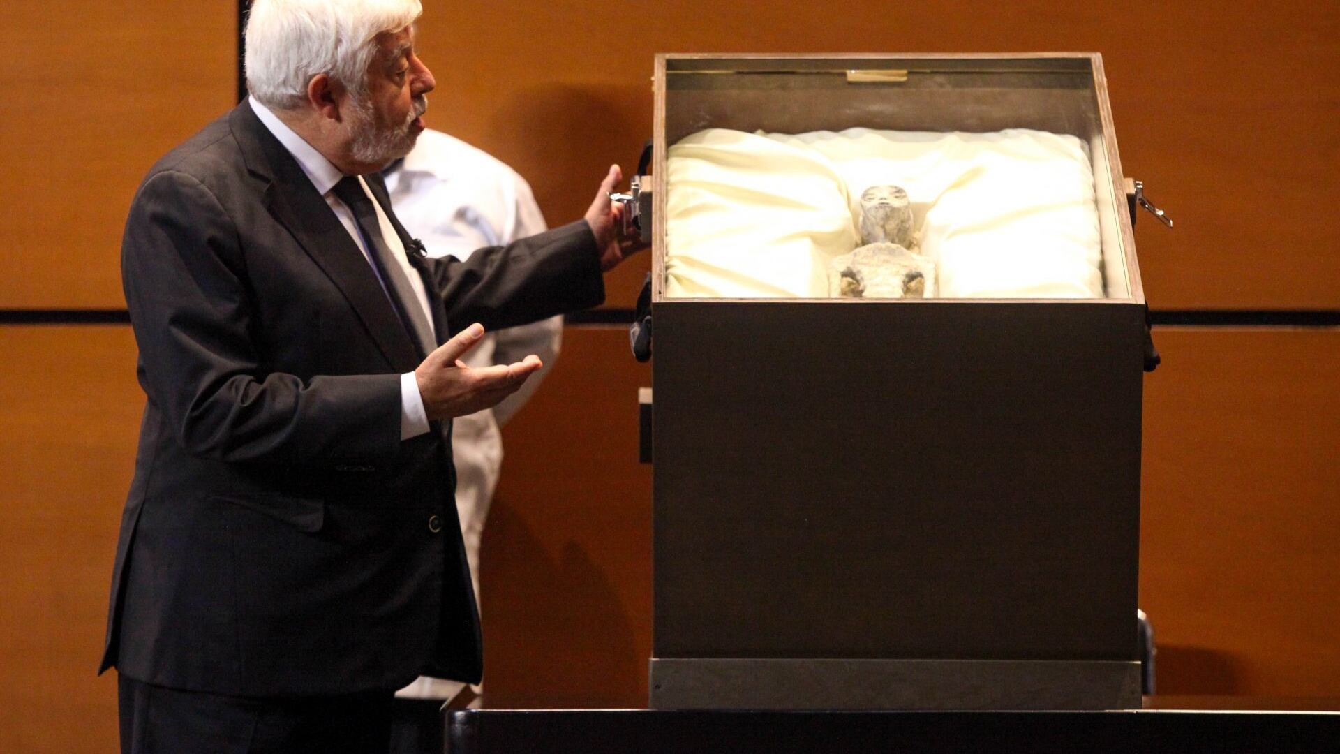 Jaime Maussan mostró lo que aseguró es un cuerpo de un ser de otro planeta.