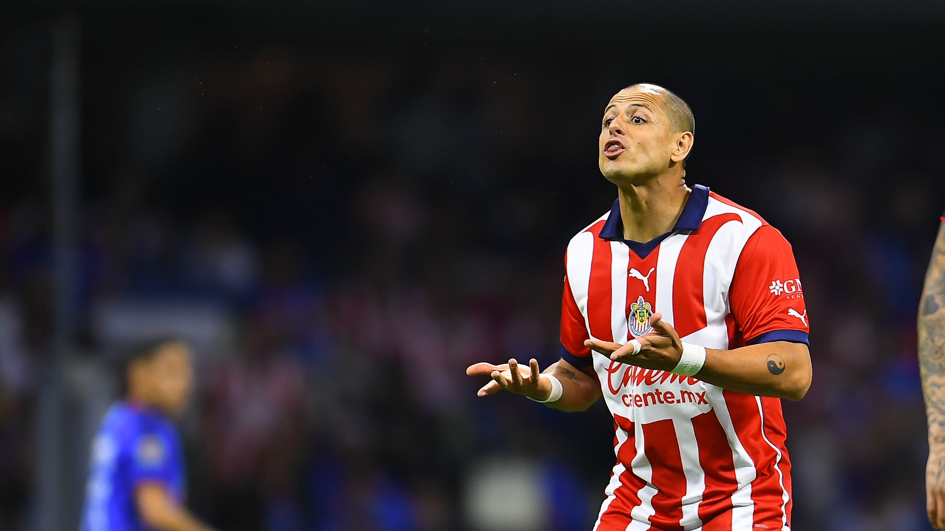Chicharito Hernández tuvo actividad en la derrota de Chivas ante Cruz Azul.