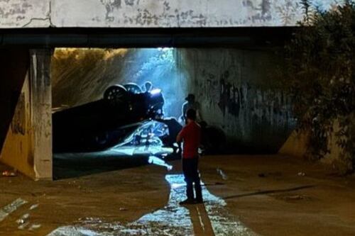 Padre de Kimberly Loaiza sufrió aparatoso accidente automovilístico ¡Y cayó a un drenaje!