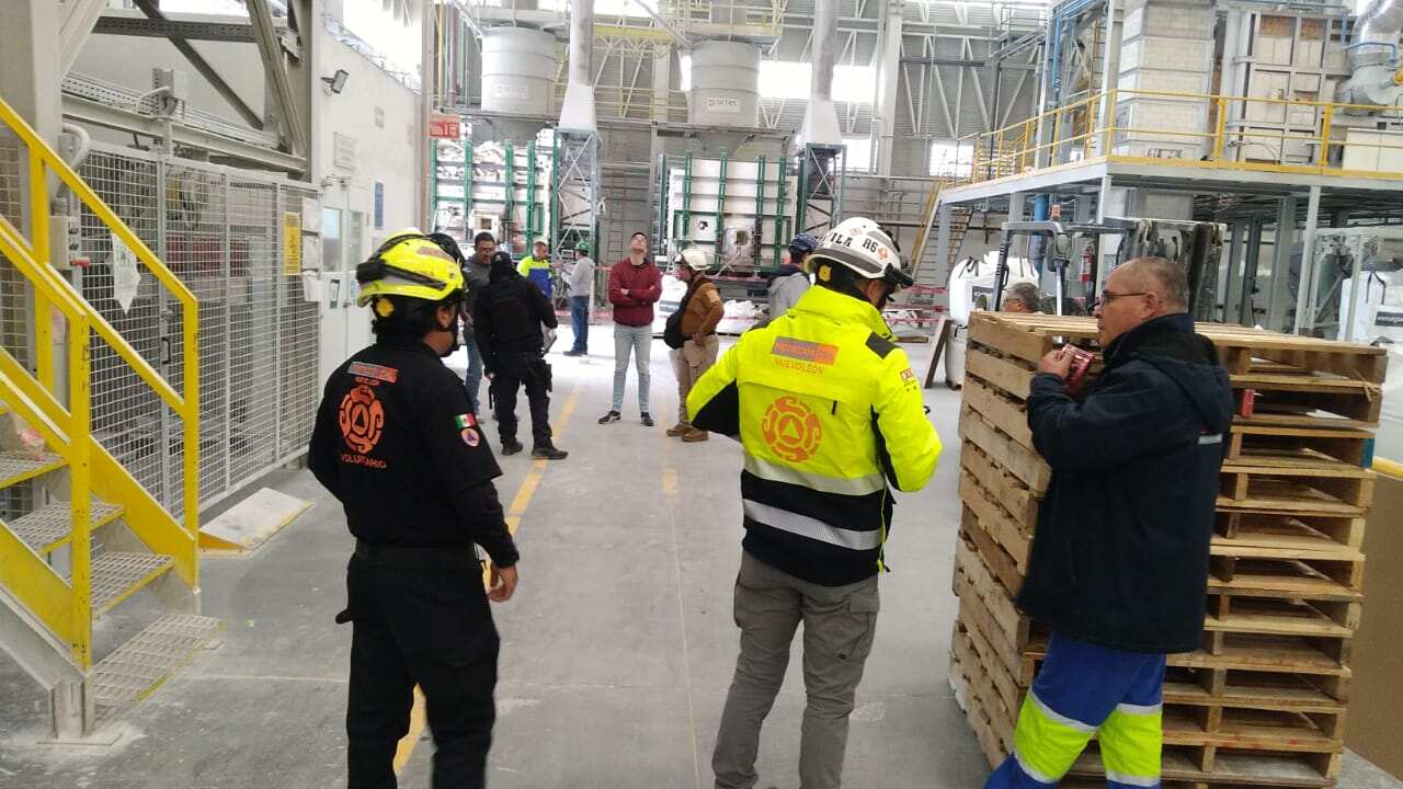Un trabajador resultó con quemaduras de primer grado y 32 empleados fueron evacuados.