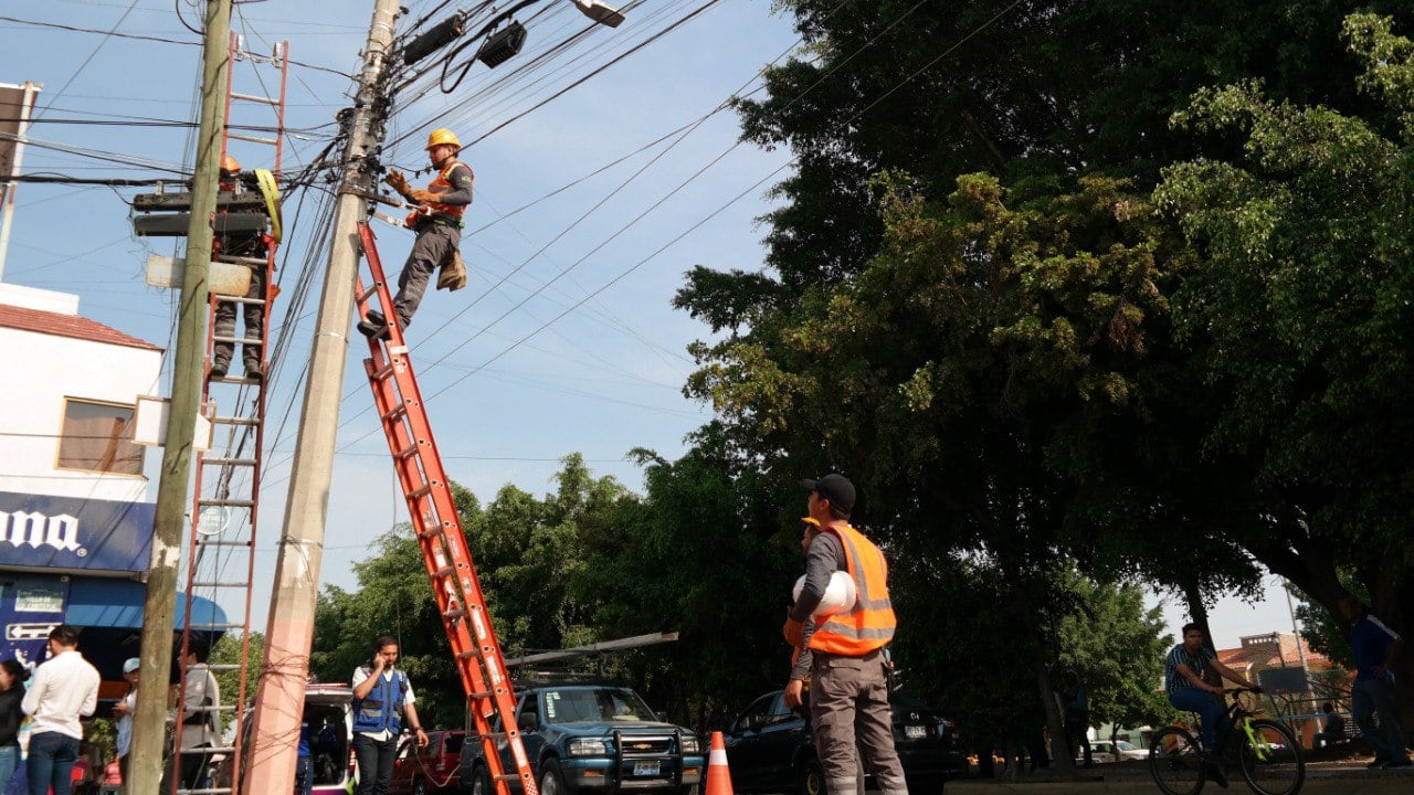 En total trabajan más de 500 empleados privados y públicos en el retiro del cableado.