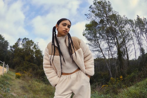 Conoce la tendencia gorpcore y adopta un estilo confortable