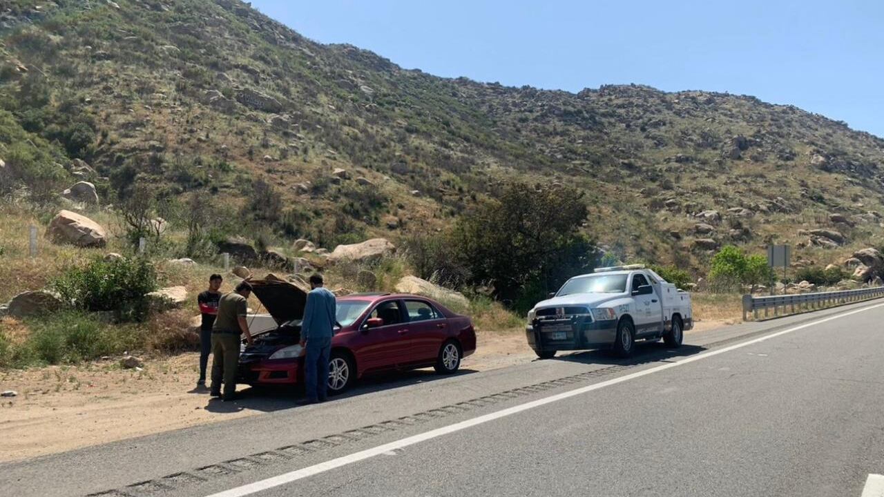 Los usuarios ingresan los datos de su vehículo, para que, en caso de requerir auxilio en carretera, el turista presione un botón que emitirá una señal al CGO (Especial).