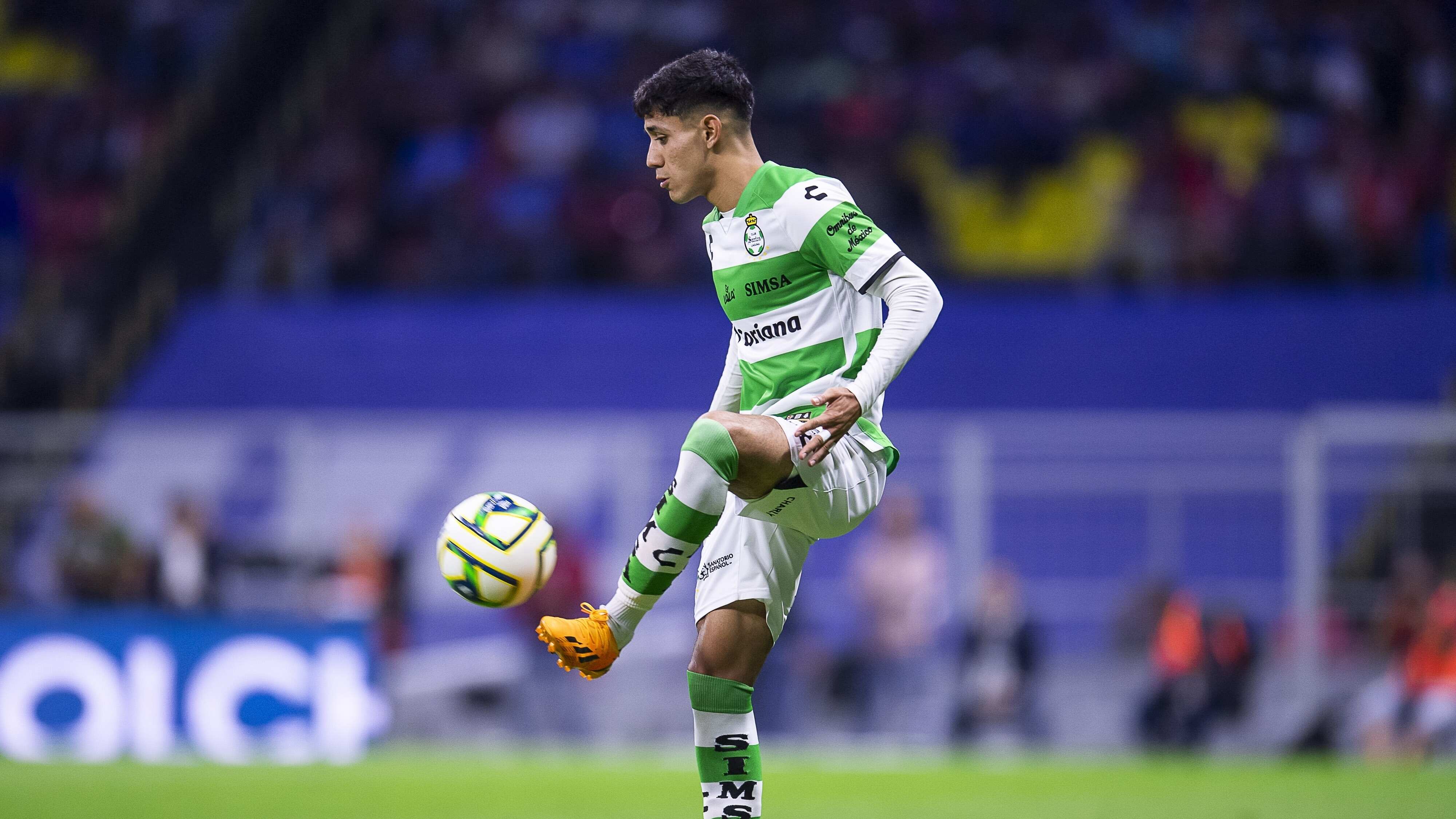 Omar Campos es titular indiscutible con Santos.