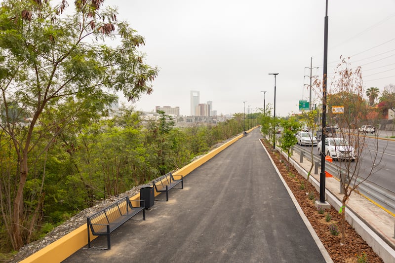 La obra, ejecutada en una superficie de 6 mil 500 metros cuadrados, transformó un carril lateral en desuso en un parque lineal de un kilómetro.