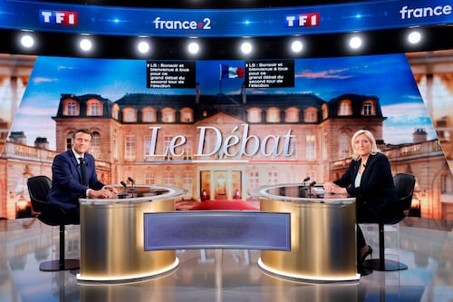 Macron encabeza sondeos y Le Pen va un paso atrás   