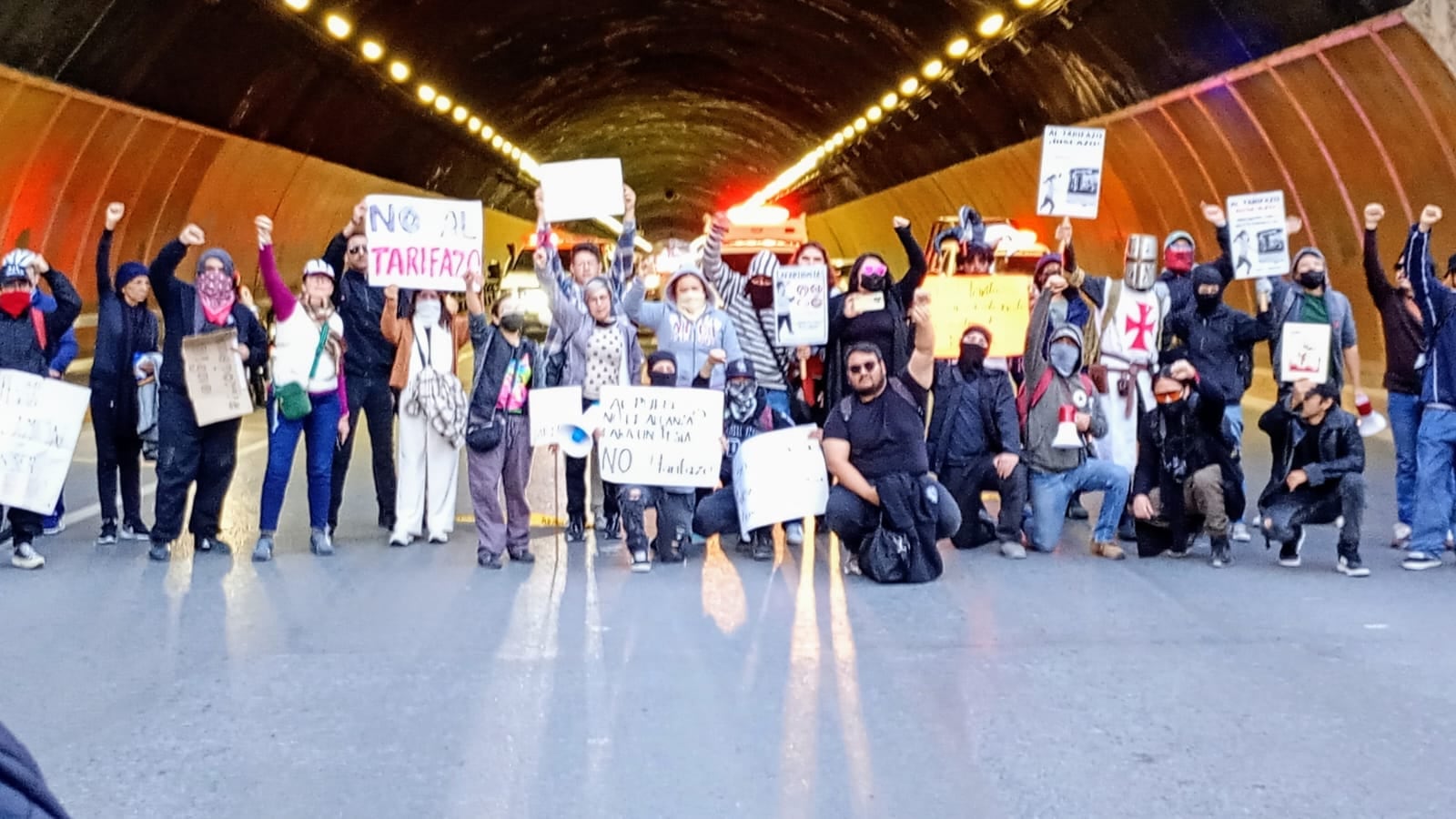 Los integrantes del colectivo desafiaron a los conductores posando en el Túnel de la Loma Larga.