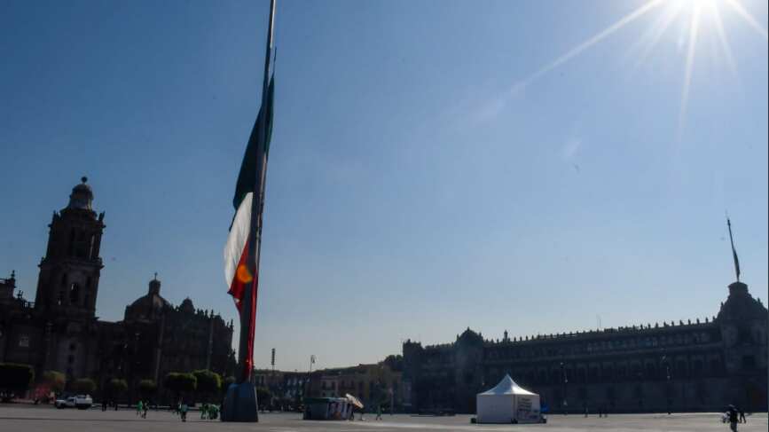 Bandera a media asta en el Zócalo capitalino