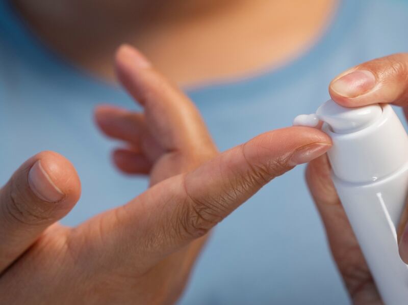 Para mantener una dermis radiante, implementa rutinas especializadas con productos profesionales