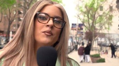 La cantante española Rosalía se disfrazó para entrevistar para el programa ‘El Hormiguero’ a las personas sobre su disco ‘MotoMaMi’.