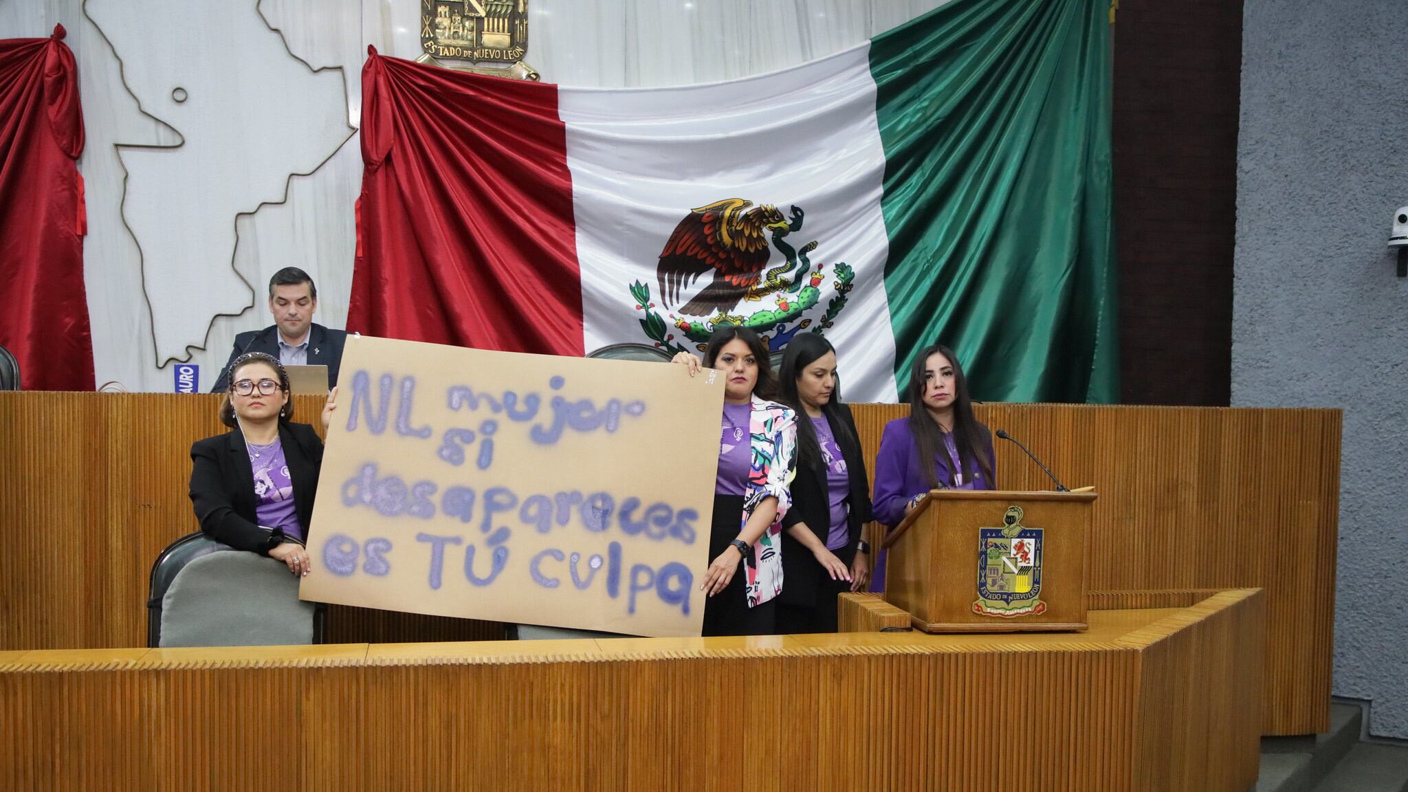 Las legisladoras mostraron un cartel en el que se indica que si una mujer desaparece en Nuevo León es su culpa.
