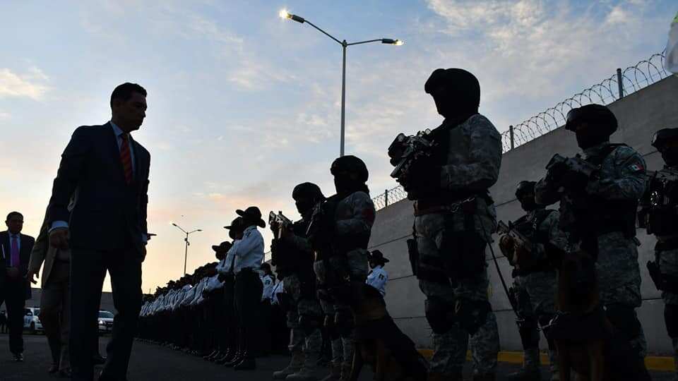 Civiles armados y policías se enfrentan a tiros en Irapuato; hay un agente sin vida.
