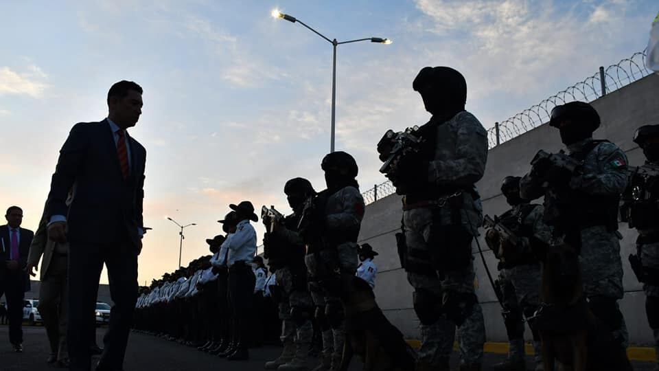 Civiles armados y policías se enfrentan a tiros en Irapuato; hay un agente sin vida.