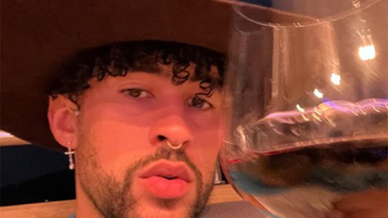 Bad Bunny vuelve a lanzar los celulares de sus fans. Ahora en una disco.