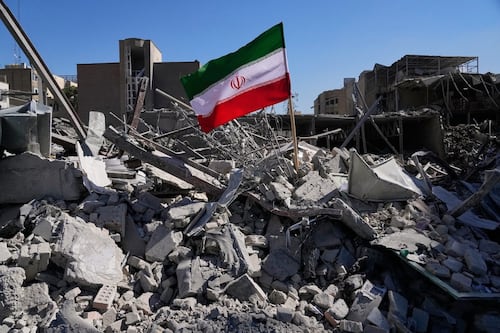 Irán amenaza a Trump: “Cuídese de no ser eliminado”, mientras escala tensión por el estrecho de Ormuz