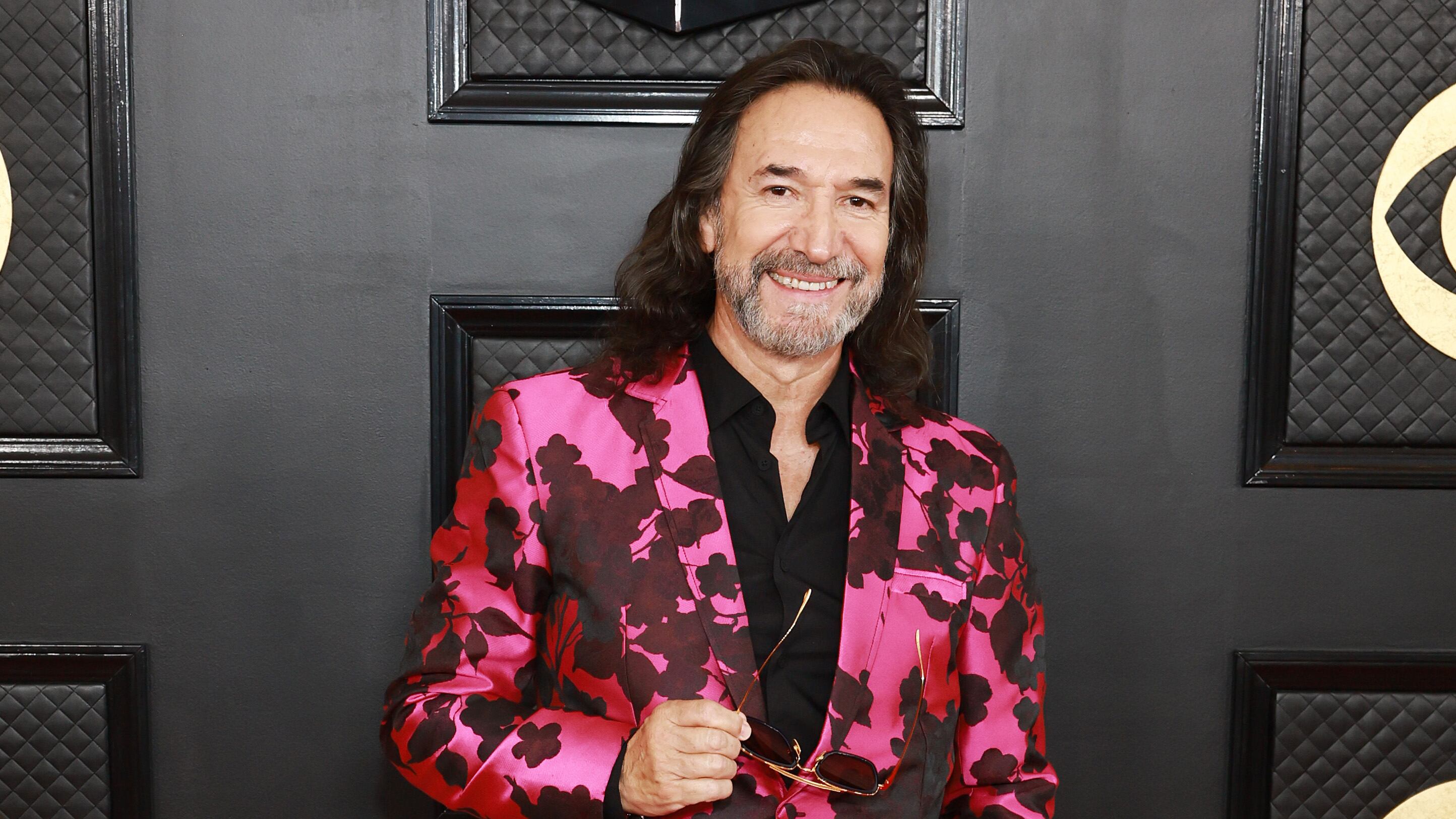 El cantautor llega con su familia a los Grammy 2023.