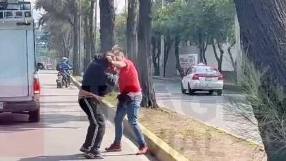 El manifestante persiguió al automovilista; no obstante, fue él quien terminó sometido.