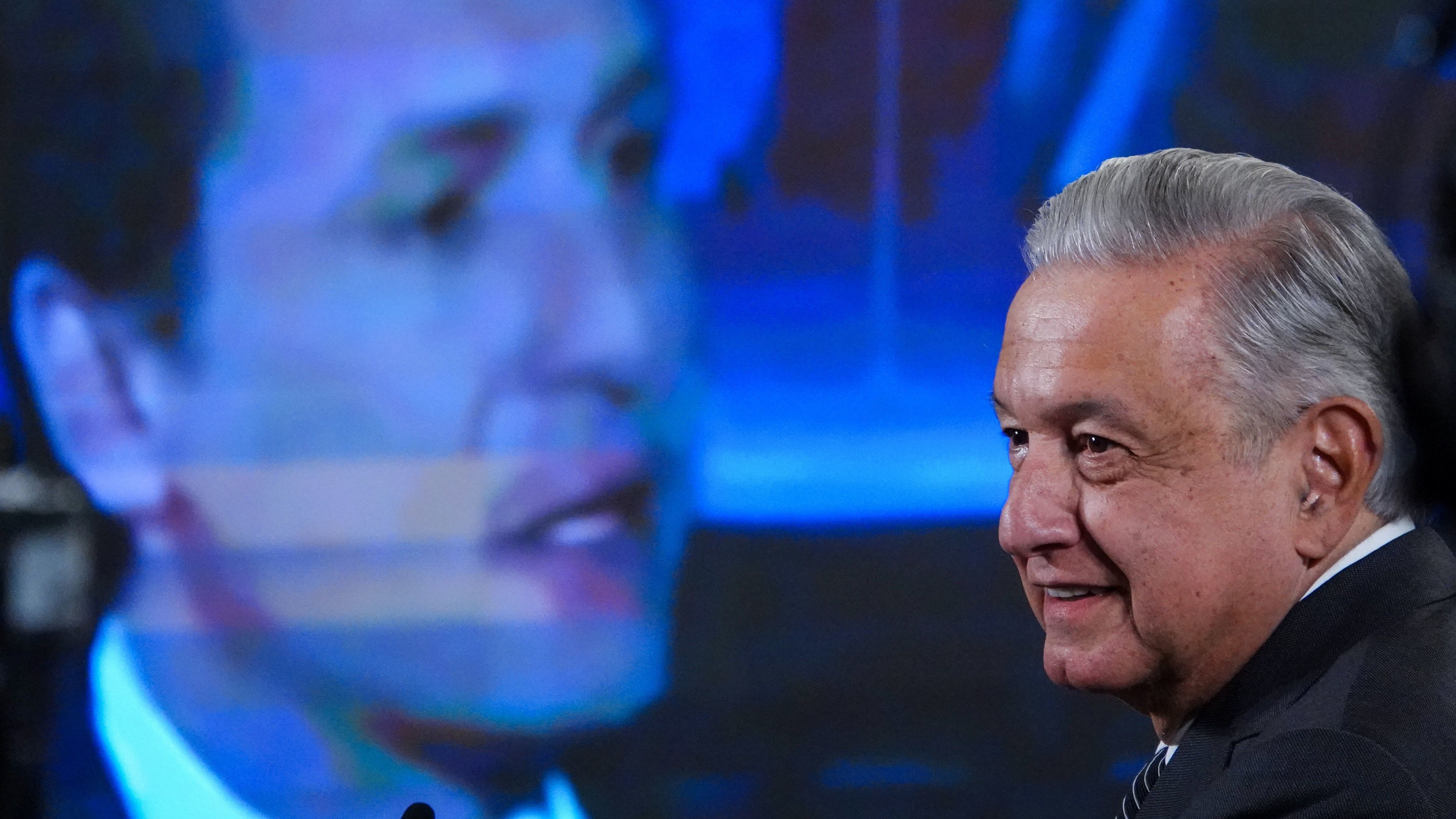 El presidente Andrés Manuel López Obrador reprodujó un video donde se ve al ex director de Pemex Emilio Lozoya ser entrevistdo por el periodista Loret de Mola respecto a la Reforma Energética del entonces presidente Enrique Peña Nieto.