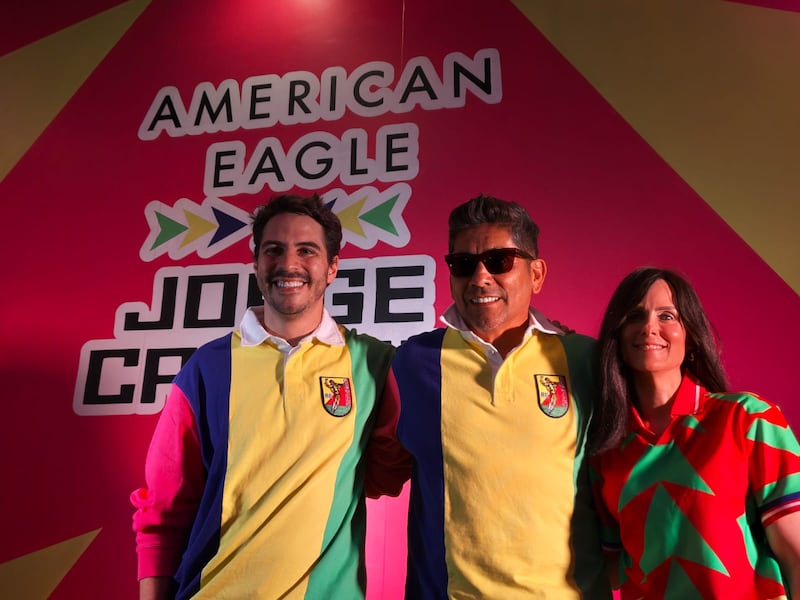 American Eagle x Jorge Campos: 
Jerseys, playeras y accesorios llenos de color dan vida a una propuesta que fusiona el espíritu del fútbol con un estilo urbano, auténtico y sin etiquetas.