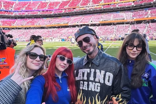 La frase en la chamarra de J Balvin que refuerza el mensaje latino en el Super Bowl