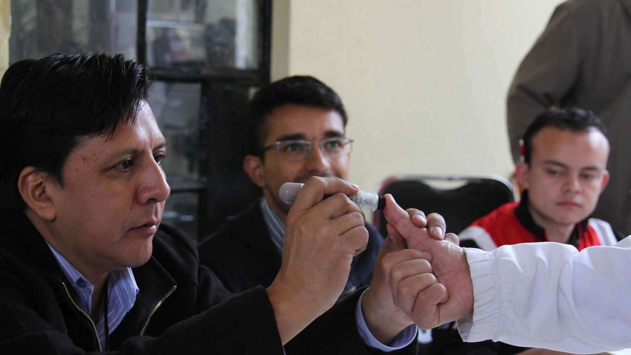 Aplicación de tinta indeleble.