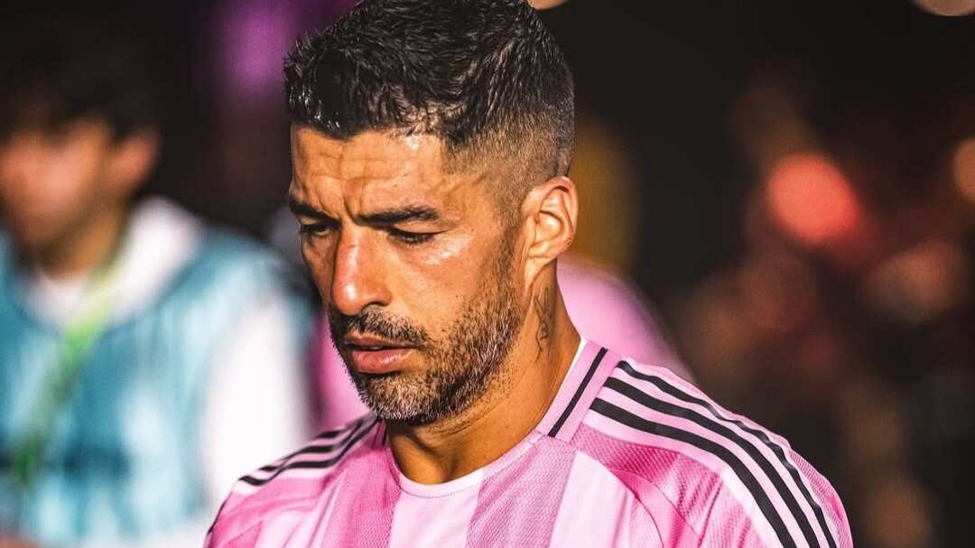 Luis Suárez está arrepentido por escupir a integrante de Seattle Sounders.