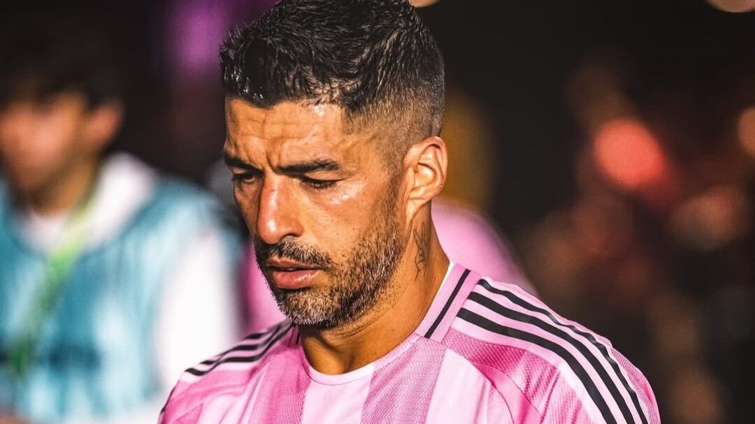 Luis Suárez está arrepentido por escupir a integrante de Seattle Sounders.