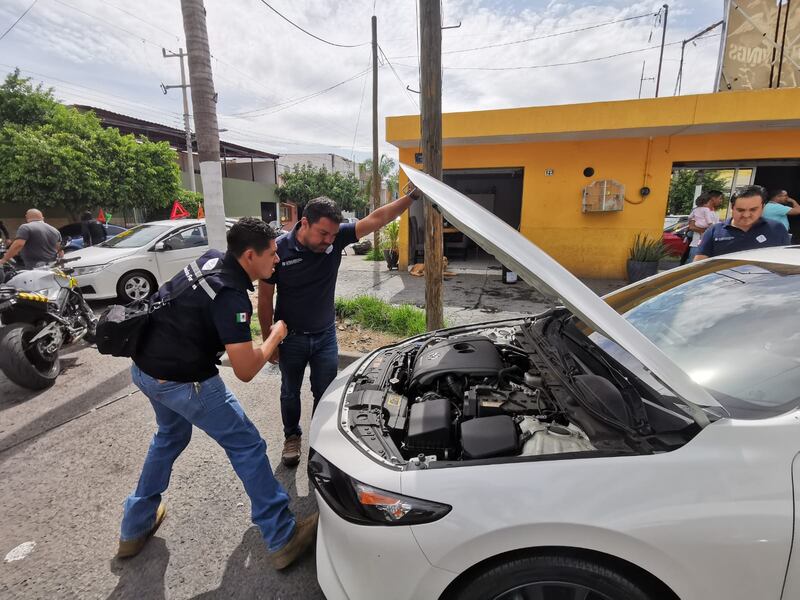 Autoridades revisan los números de serie de las unidades para descartar que sean de origen ilegal los automotores.