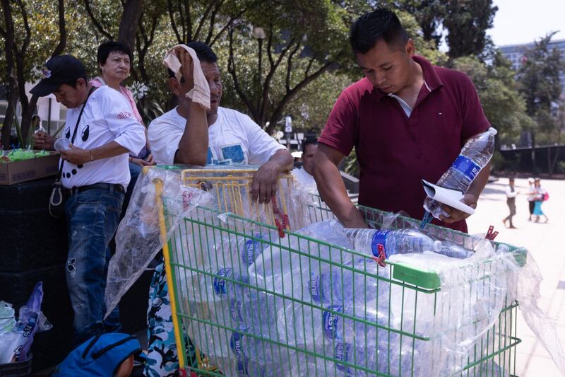 A la par de la mayor venta de agua, el consumo de lácteos, embutidos y alimentos calientes cayó 25% por el calor.