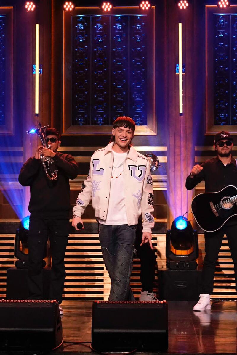 Peso Pluma hace historia en ‘The Tonight Show’ de Jimmy Fallon