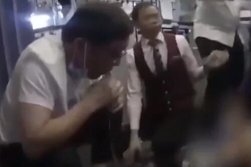 ¡Heroico! Un médico succionó la orina de un hombre durante un vuelo y le salvó la vida