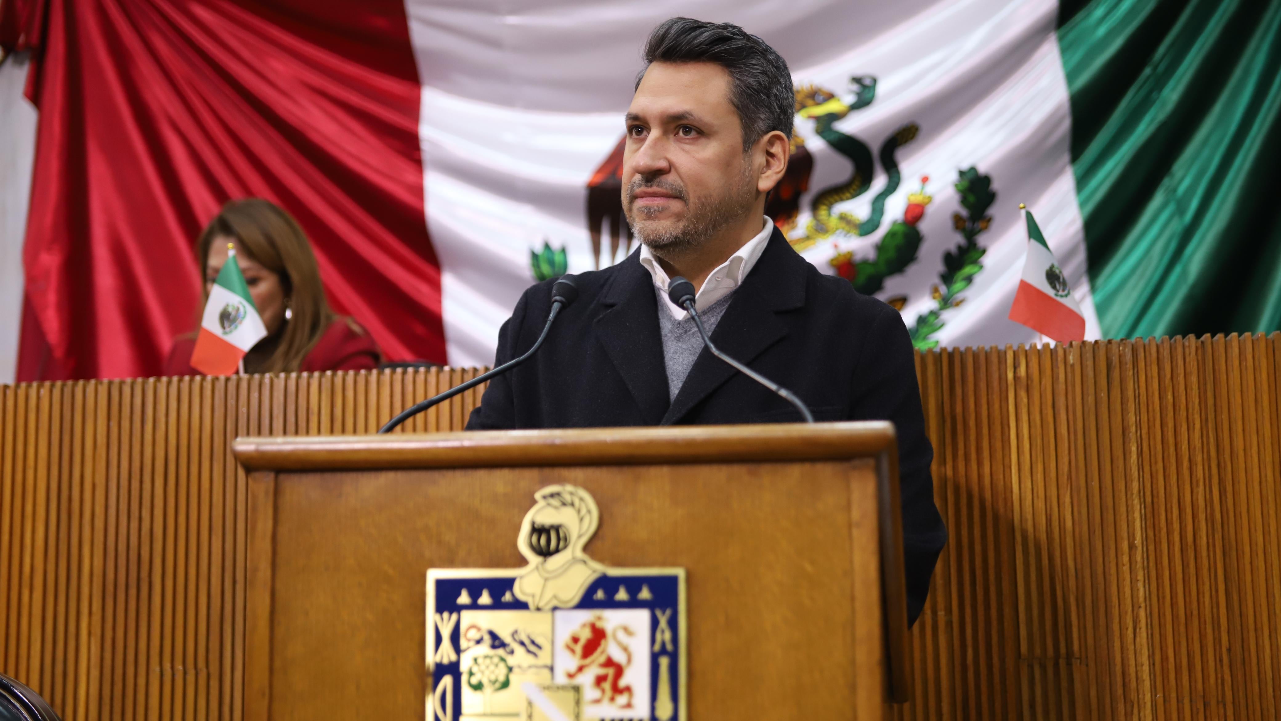 Tomás Montoya presentó el dictamen de la comisión.