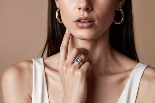 Transforma tu estilo con joyería que tiene algo que decir sobre quién eres