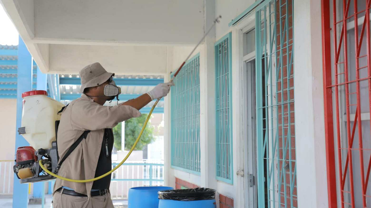 La fumigación es clave en el combate contra el mosquito transmisor.