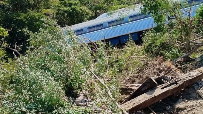 Se descarrila el Tren Interoceánico en Nizanda, Oaxaca, sobre la Línea Z.