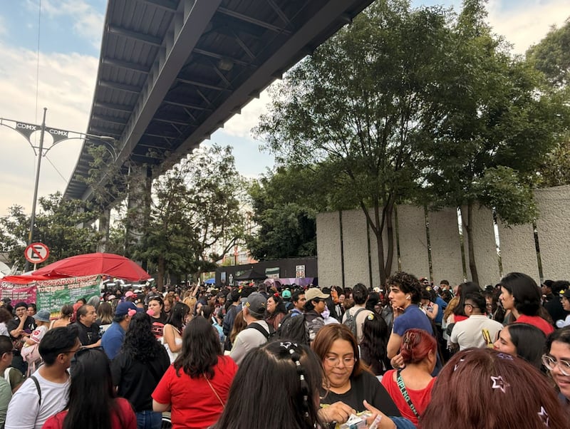 Entre freebies y outfits, fans del ARMY llegan al primer concierto de BTS