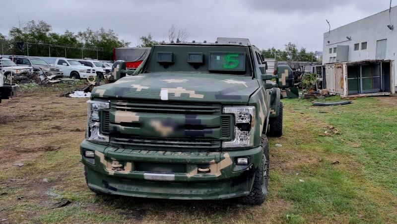 Monstruos destruyen vehículos del narco en Tamaulipas